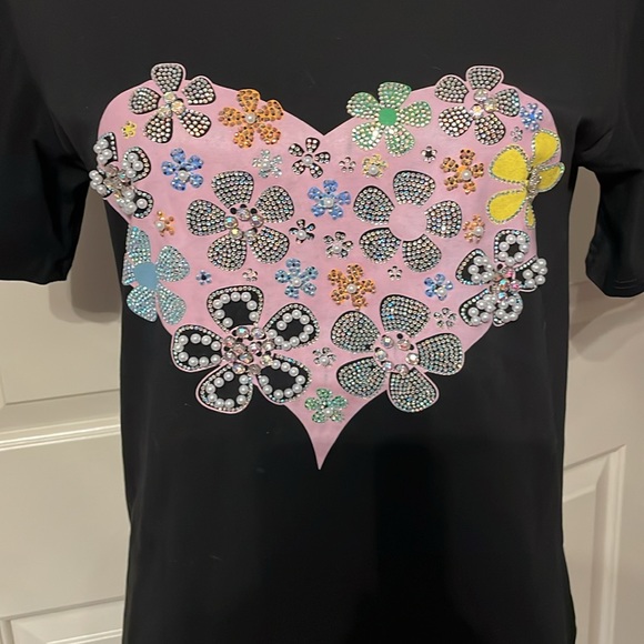 Black T shirt with jeweled pink heart - Picture 3 of 8